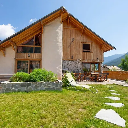 Holiday home Brin De Paille Saint-Martin-de-Queyrieres